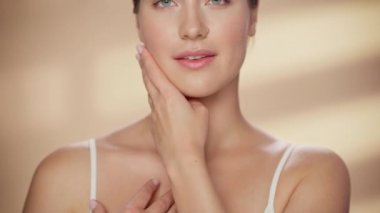 Kafkas Güzellik Modelini Kapat