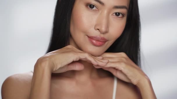 Zavřít portrét asijské krásy model — Stock video