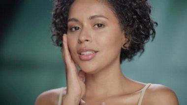 Siyah Güzellik Portresini Kapat