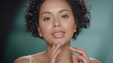 Siyah Güzellik Portresini Kapat