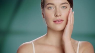 Kafkas Güzellik Modelini Kapat