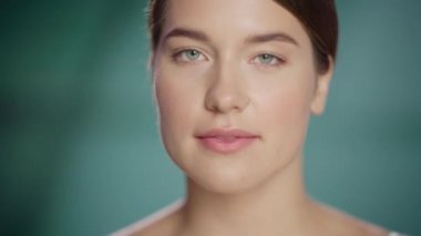 Kafkas Güzellik Modelini Kapat