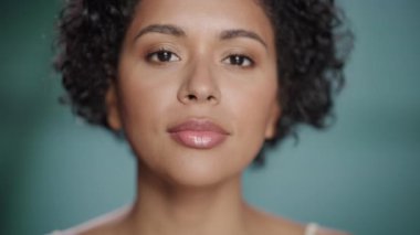 Siyah Güzellik Portresini Kapat