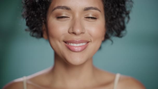 Портрет чернокожей модели красоты — стоковое видео