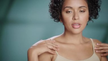 Siyah Güzellik Portresini Kapat