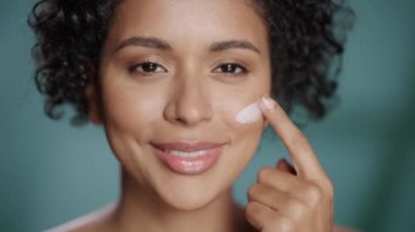 Siyah Güzellik Modeli Cilt Bakımı