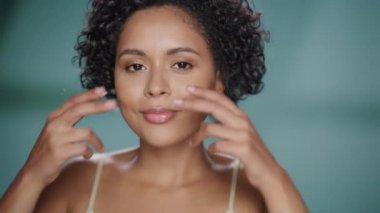 Siyah Güzellik Modeli Cilt Bakımı