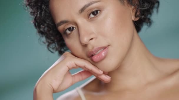 Närbild svart skönhet modell porträtt — Stockvideo