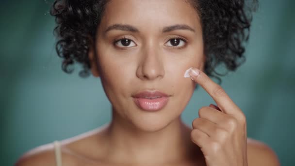 Fermer Modèle beauté noire Concept de soins de la peau — Video