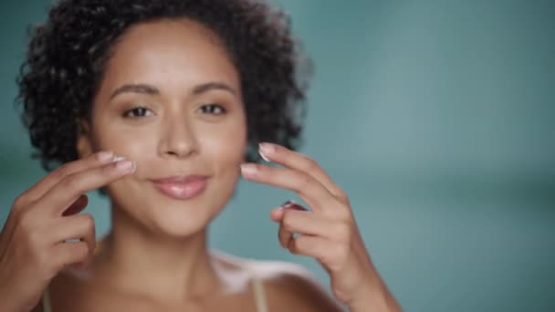 Concepto de cuidado de la piel modelo de belleza negro de cerca — Vídeos de Stock