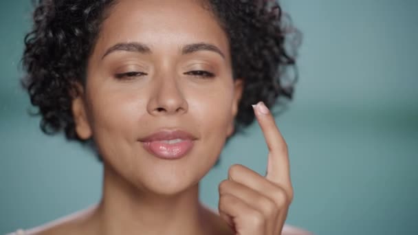 Close Up Black Beauty Modelo Skincare Conceito — Vídeo de Stock