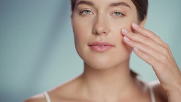 Tutup Konsep Model Kecantikan Skincare Kaukasia — Stok Video