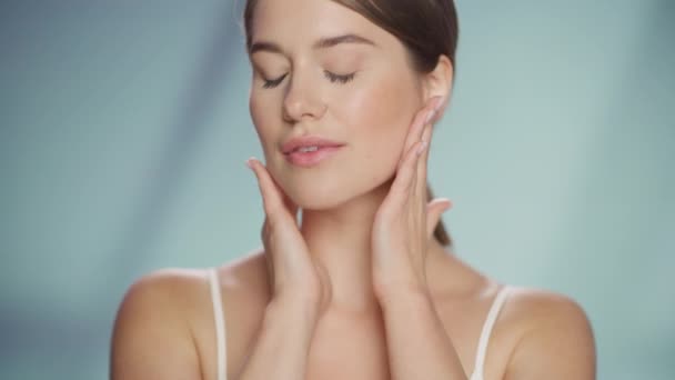 Fermer Modèle de beauté caucasien Concept de soins de la peau — Video