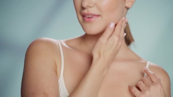 Close-up Kaukasische schoonheid model huidverzorging concept — Stockvideo
