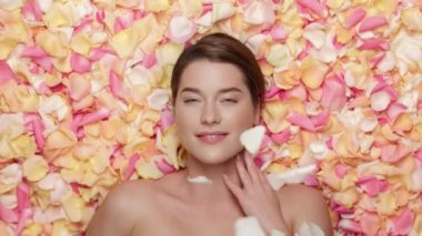 Beyaz Güzellik Modelini Çiçeklerle Kapat