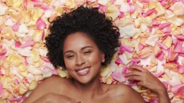 Çiçeklerle Siyah Güzellik Portresini Kapat