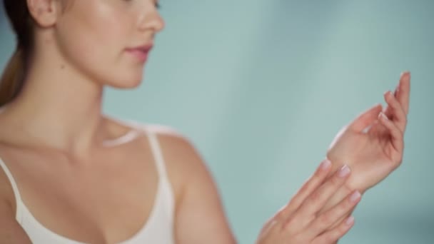 Fermer Modèle de beauté caucasien Concept de soins de la peau — Video