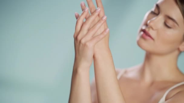 Fermer Modèle de beauté caucasien Concept de soins de la peau — Video