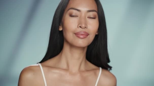 Primer plano asiático belleza modelo cuidado de la piel concepto — Vídeo de stock