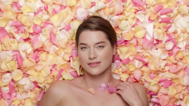 Close-up Kaukasische schoonheid model in bloemen — Stockvideo