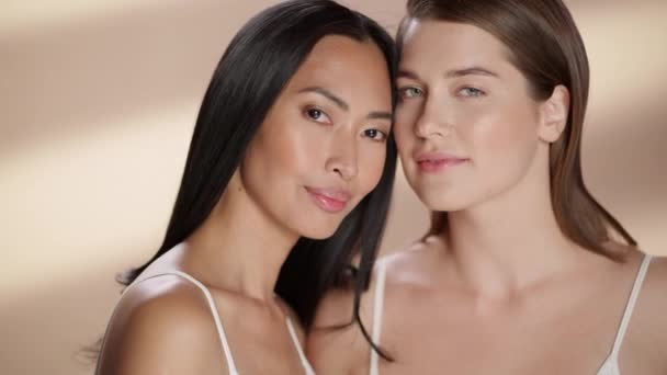Dos modelos diversos Beauty Shoot — Vídeos de Stock