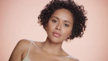 Siyah Güzellik Portresini Kapat