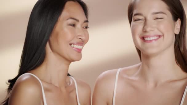 Dois modelos diversos Beauty Shoot — Vídeo de Stock