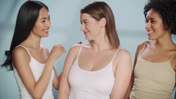 Tres Diversos Modelos Beauty Shoot — Vídeo de stock