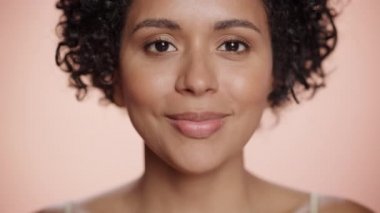 Siyah Güzellik Portresini Kapat