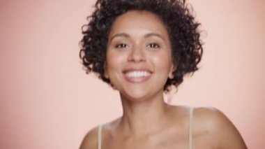 Siyah Güzellik Portresini Kapat