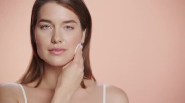 Kafkas Güzellik Modelini Kapat