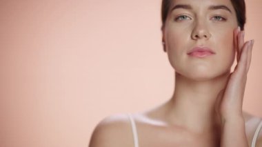 Kafkas Güzellik Modelini Kapat