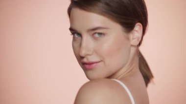 Kafkas Güzellik Modelini Kapat