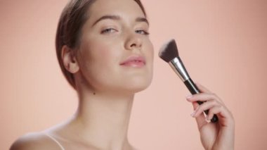 Kafkas Güzellik Modelini Kapat
