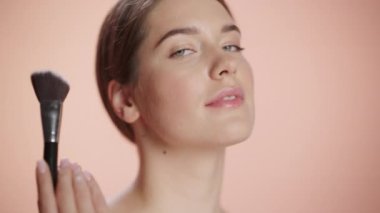 Kafkas Güzellik Modelini Kapat