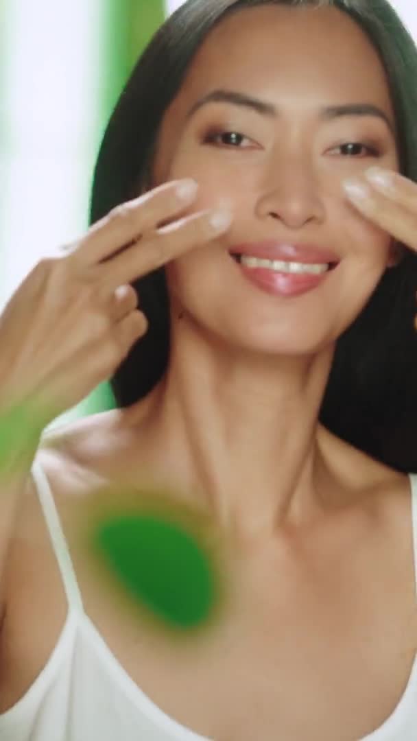 Dikey Ekran Asyalı Kadın Doğa Güzelliği — Stok video