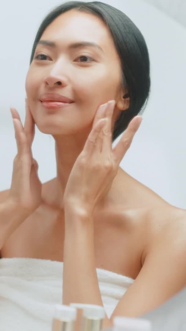 Vertikaler Bildschirm Frau mit Gesichtscreme — Stockvideo