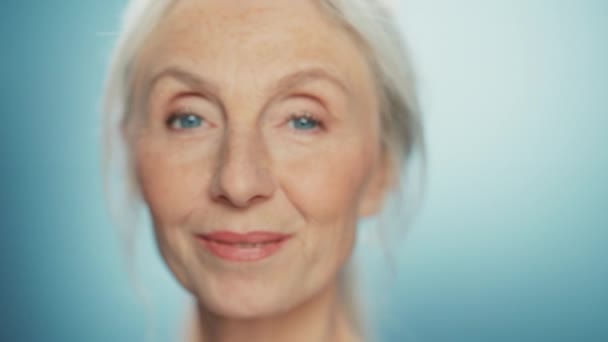 Mujer mayor caucásica Retrato de belleza — Vídeos de Stock