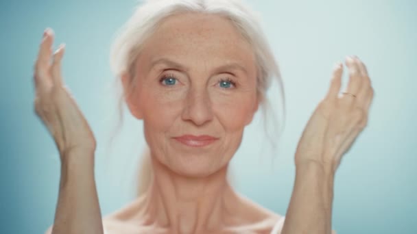 Senior Mulher Caucasiana Beauty Portrait — Vídeo de Stock