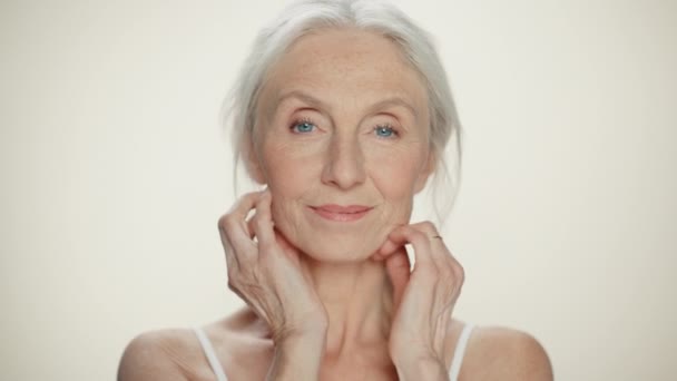 Senior vit kvinna skönhet porträtt — Stockvideo