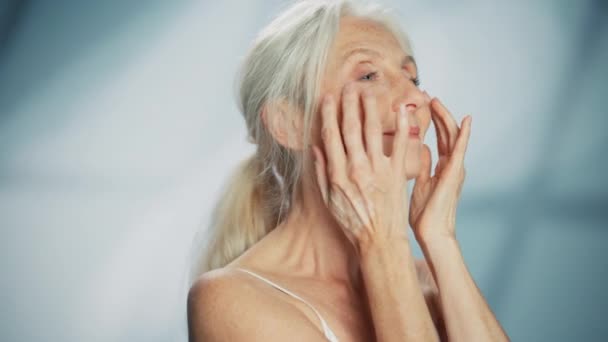 Mujer mayor caucásica Retrato de belleza — Vídeos de Stock