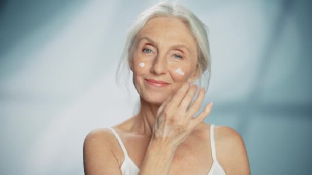 Mujer mayor caucásica Retrato de belleza — Vídeos de Stock