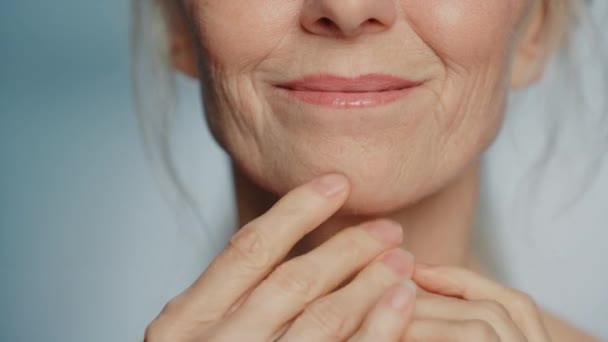Senior Woman Beauty Uses Face Cream — Stok Video