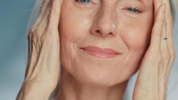 Senior mulher beleza usa creme facial — Vídeo de Stock