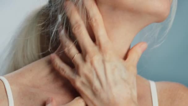Senior Woman Beauty gebruikt gezichtscrème — Stockvideo