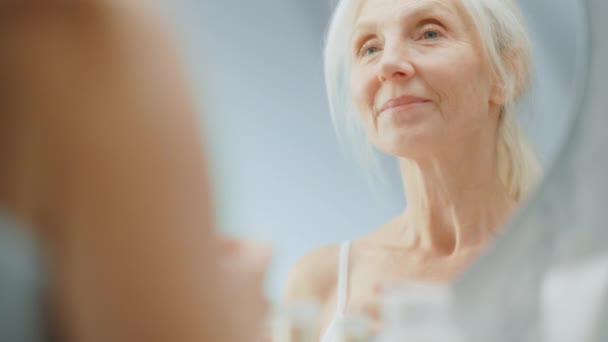 Femme âgée regardant dans le miroir — Video