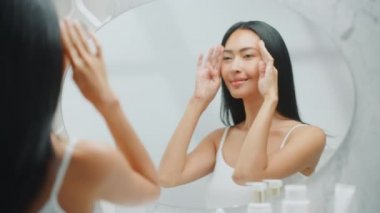 Genç Yetişkin Kadın Aynaya Bakıyor