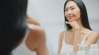 Genç Yetişkin Kadın Aynaya Bakıyor