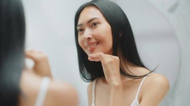 Genç Yetişkin Kadın Aynaya Bakıyor