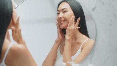 Genç Yetişkin Kadın Yüz Kremi Aynası Kullanıyor
